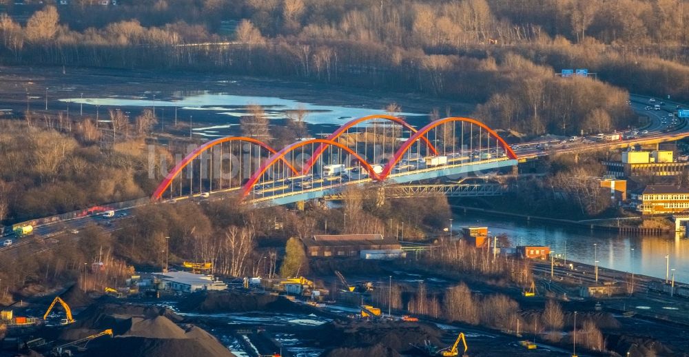 Essen von oben - Autobahn- Brückenbauwerk der BAB A42 über den Rhein-Herne Kanal in Bottrop im Bundesland Nordrhein-Westfalen