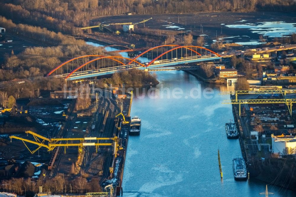 46242 Bottrop von oben - Autobahn- Brückenbauwerk der BAB A42 über den Rhein-Herne Kanal in Bottrop im Bundesland Nordrhein-Westfalen