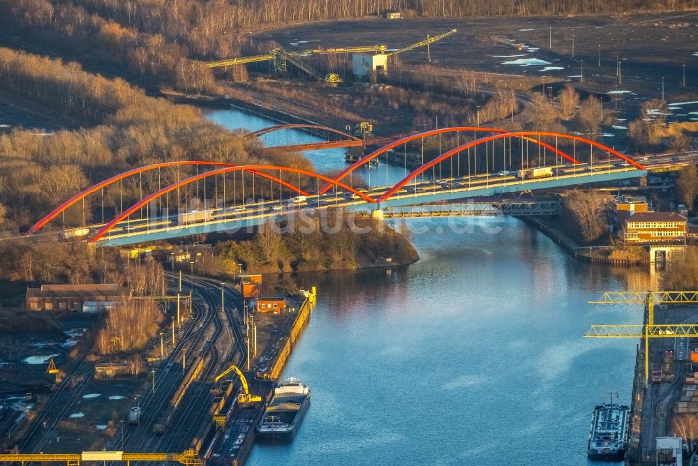 46242 Bottrop aus der Vogelperspektive: Autobahn- Brückenbauwerk der BAB A42 über den Rhein-Herne Kanal in Bottrop im Bundesland Nordrhein-Westfalen