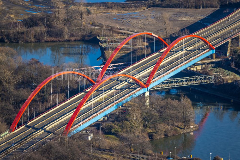 Luftaufnahme Bottrop - Autobahn- Brückenbauwerk der BAB A42 über den Rhein-Herne Kanal in Bottrop im Bundesland Nordrhein-Westfalen