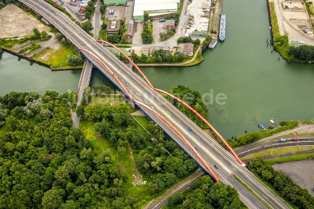 Luftaufnahme Bottrop - Autobahn- Brückenbauwerk der BAB A42 über den Rhein-Herne Kanal in Bottrop im Bundesland Nordrhein-Westfalen