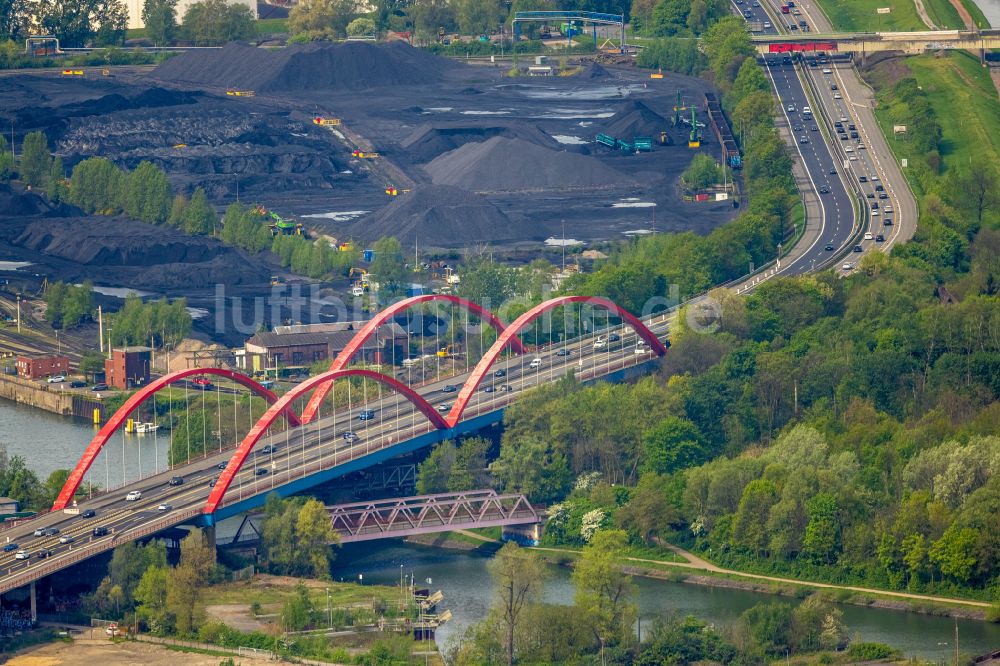 Luftaufnahme Bottrop - Autobahn- Brückenbauwerk der BAB A42 über den Rhein-Herne Kanal in Bottrop im Bundesland Nordrhein-Westfalen. Im Hintergrund das Gewerbe- und Industriegebiet am Stadthafen