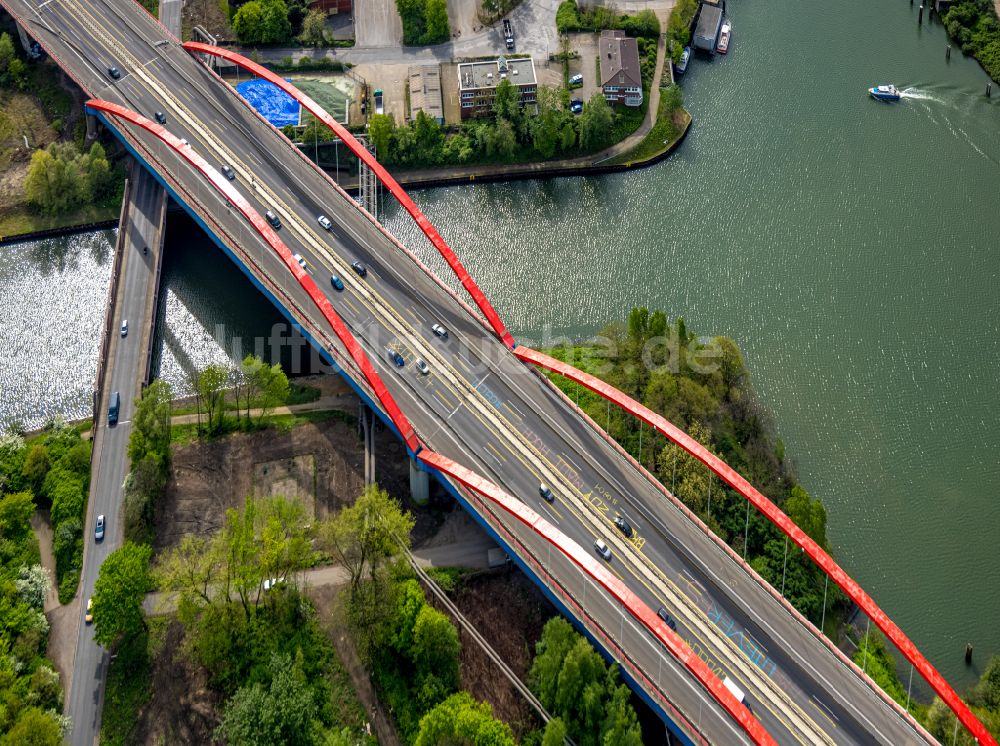 Bottrop von oben - Autobahn- Brückenbauwerk der BAB A42 über den Rhein-Herne Kanal in Bottrop im Bundesland Nordrhein-Westfalen. Im Hintergrund das Gewerbe- und Industriegebiet am Stadthafen