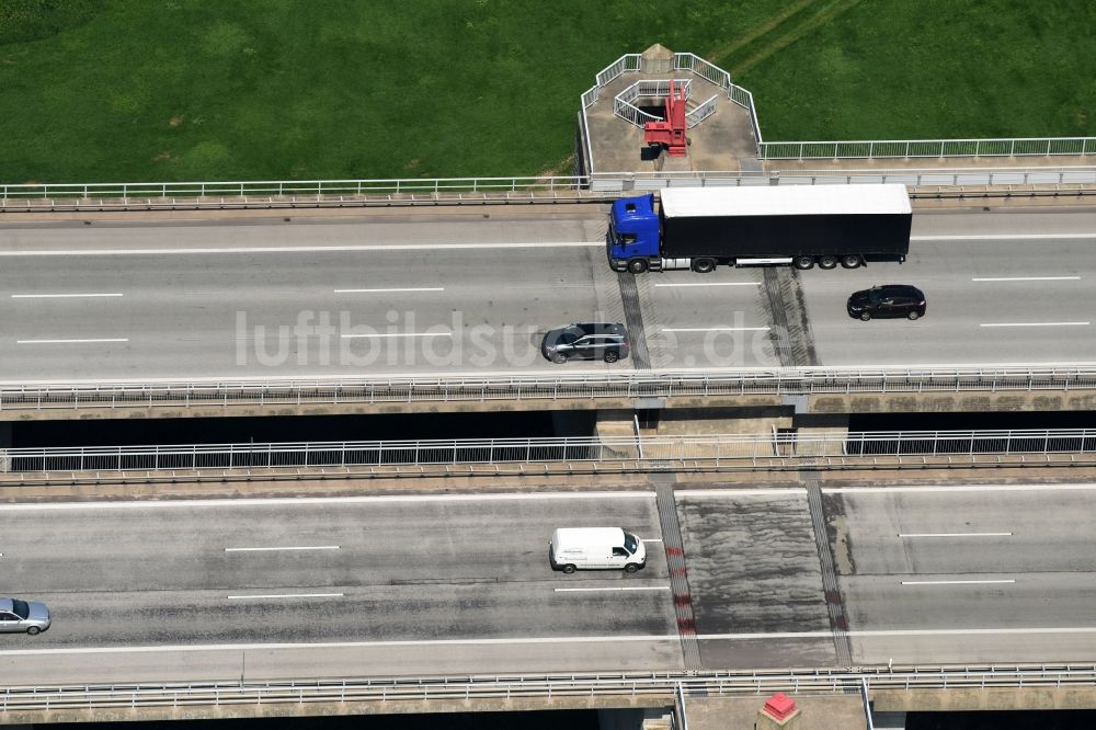 Hohenwarthe aus der Vogelperspektive: Autobahn- Brückenbauwerk der BAB A2 über die Ufer der Elbe in Hohenwarthe im Bundesland Sachsen-Anhalt