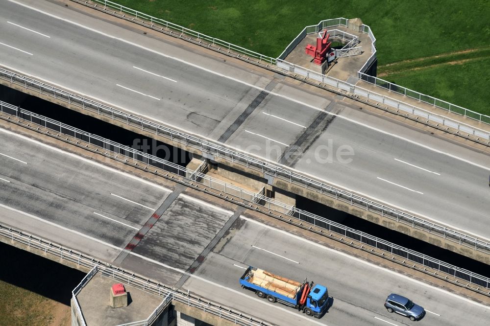 Luftbild Hohenwarthe - Autobahn- Brückenbauwerk der BAB A2 über die Ufer der Elbe in Hohenwarthe im Bundesland Sachsen-Anhalt