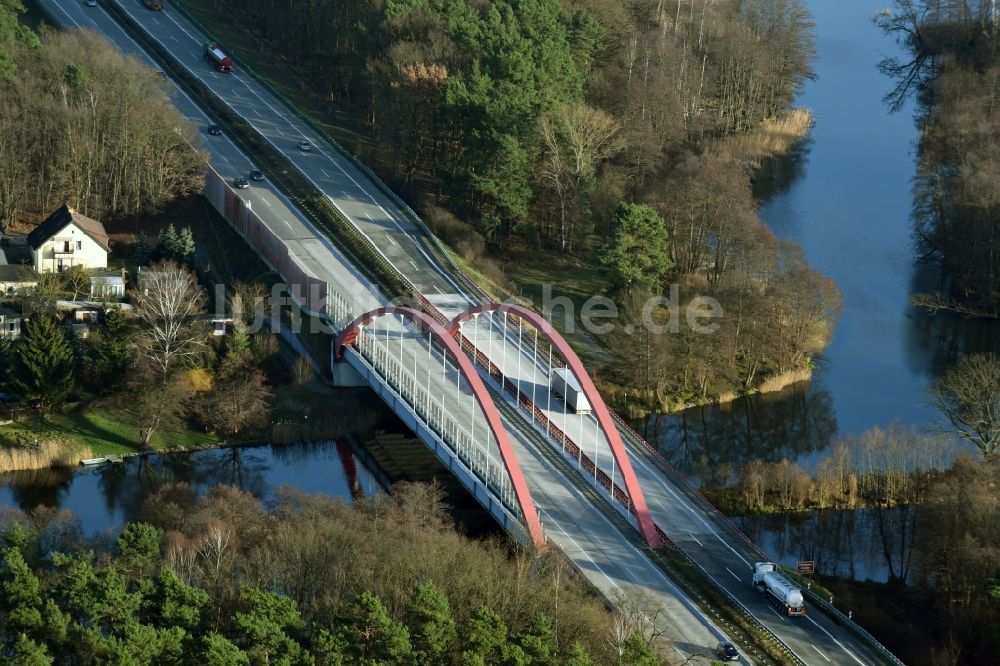 Luftbild Berkenbrück - Autobahn- Brückenbauwerk der BAB A12 über die Ufer des Flußverlaufes der Fürstenwalder Spree in Berkenbrück im Bundesland Brandenburg