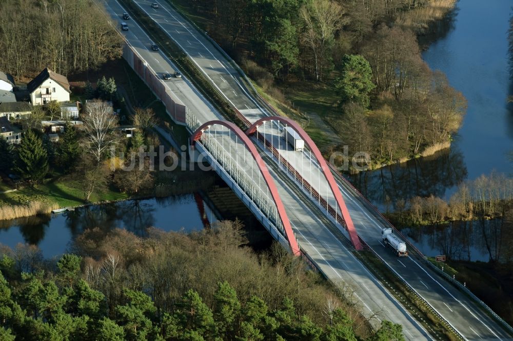 Luftaufnahme Berkenbrück - Autobahn- Brückenbauwerk der BAB A12 über die Ufer des Flußverlaufes der Fürstenwalder Spree in Berkenbrück im Bundesland Brandenburg