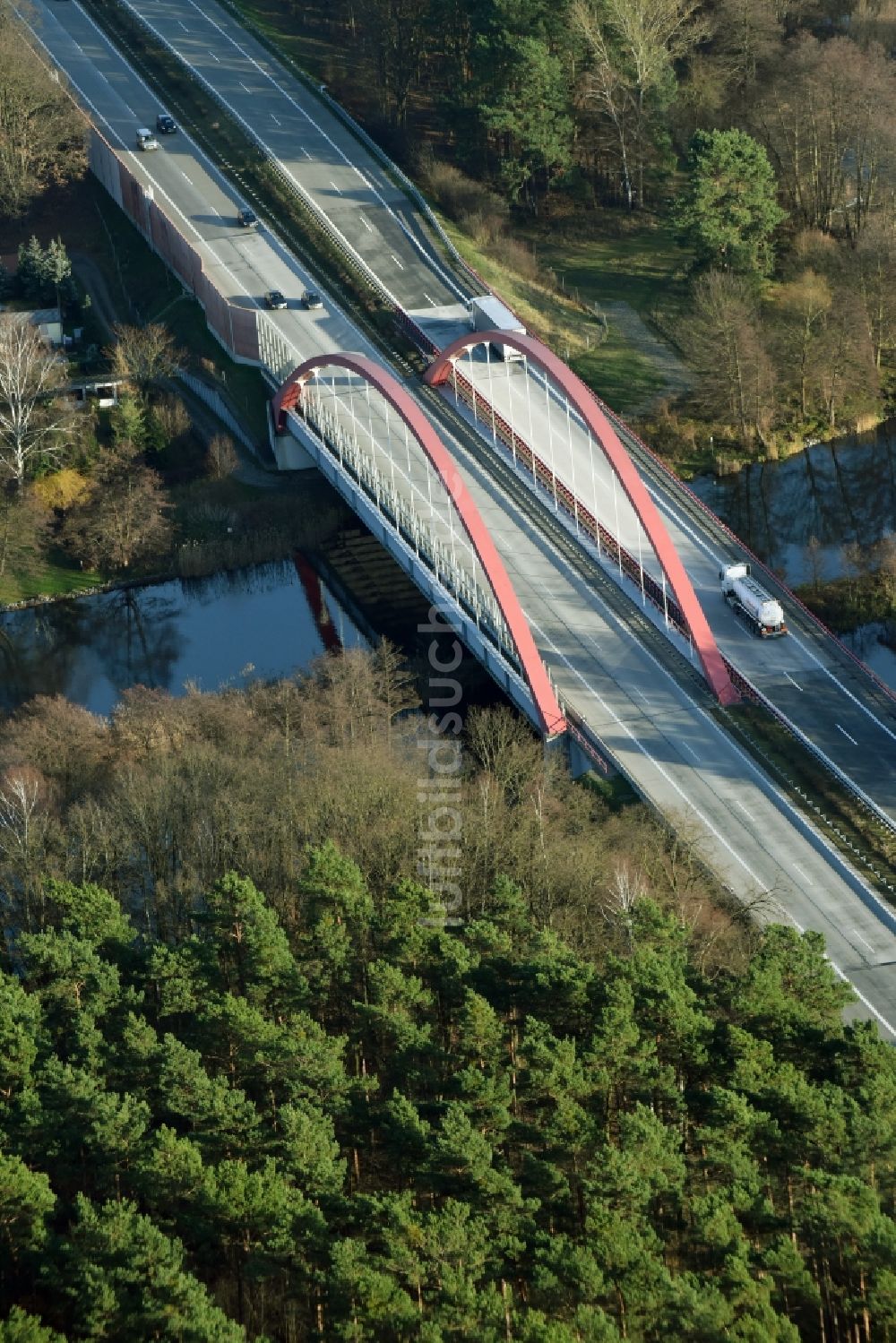 Berkenbrück von oben - Autobahn- Brückenbauwerk der BAB A12 über die Ufer des Flußverlaufes der Fürstenwalder Spree in Berkenbrück im Bundesland Brandenburg