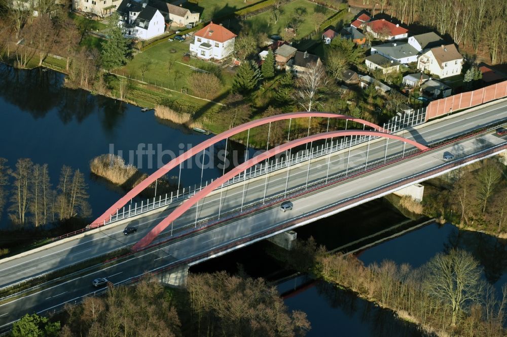 Berkenbrück aus der Vogelperspektive: Autobahn- Brückenbauwerk der BAB A12 über die Ufer des Flußverlaufes der Fürstenwalder Spree in Berkenbrück im Bundesland Brandenburg