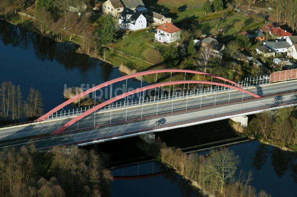 Luftbild Berkenbrück - Autobahn- Brückenbauwerk der BAB A12 über die Ufer des Flußverlaufes der Fürstenwalder Spree in Berkenbrück im Bundesland Brandenburg