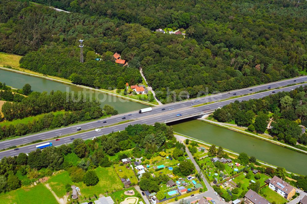 Luftbild Seelze - Autobahn- Brückenbauwerk der BAB A2 über die Ufer des Flußverlaufes Mittellandkanal in Seelze im Bundesland Niedersachsen, Deutschland