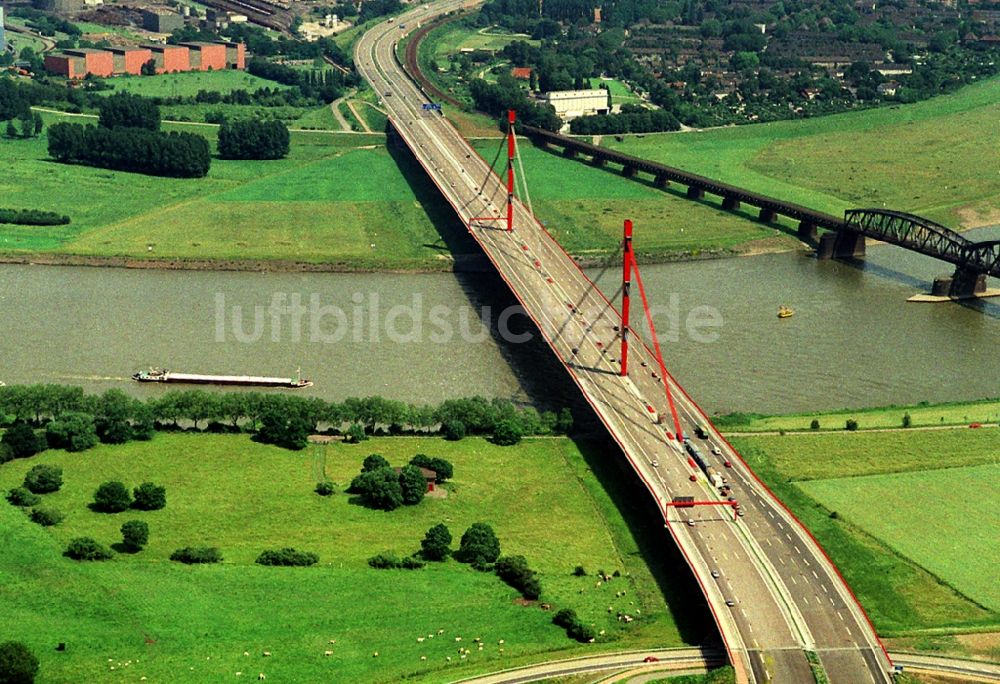 Luftaufnahme Duisburg - Autobahn- Brückenbauwerk der BAB A42 über die Ufer des Flußverlaufes des Rhein in Duisburg im Bundesland Nordrhein-Westfalen