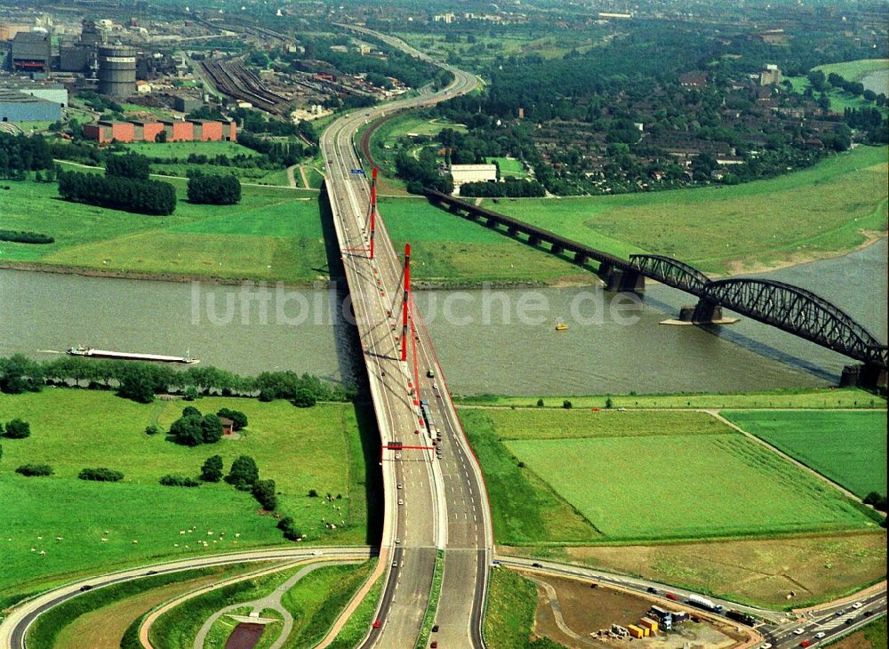 Duisburg von oben - Autobahn- Brückenbauwerk der BAB A42 über die Ufer des Flußverlaufes des Rhein in Duisburg im Bundesland Nordrhein-Westfalen