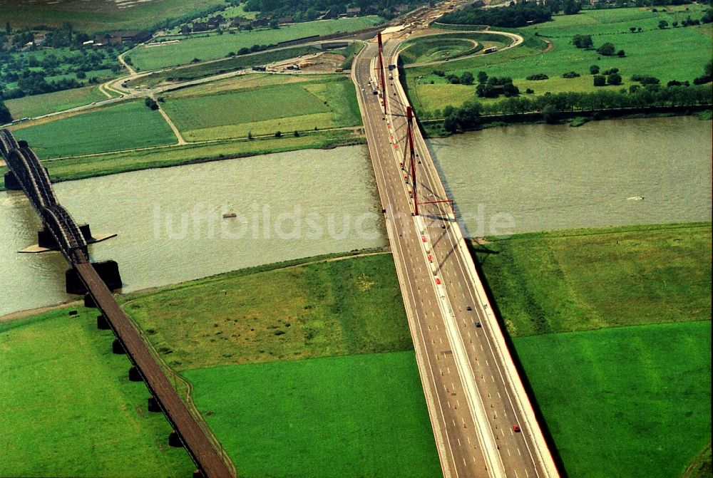 Duisburg aus der Vogelperspektive: Autobahn- Brückenbauwerk der BAB A42 über die Ufer des Flußverlaufes des Rhein in Duisburg im Bundesland Nordrhein-Westfalen