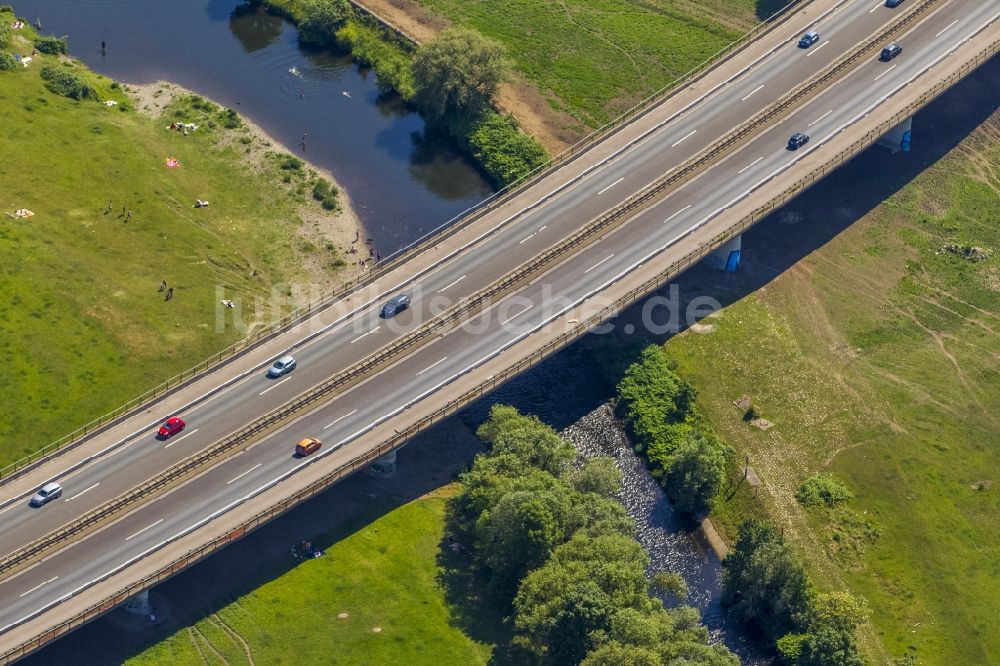 Oberhausen von oben - Autobahn- Brückenbauwerk der BAB A40 über Ufer des Flußverlaufes der Ruhr in Oberhausen im Bundesland Nordrhein-Westfalen