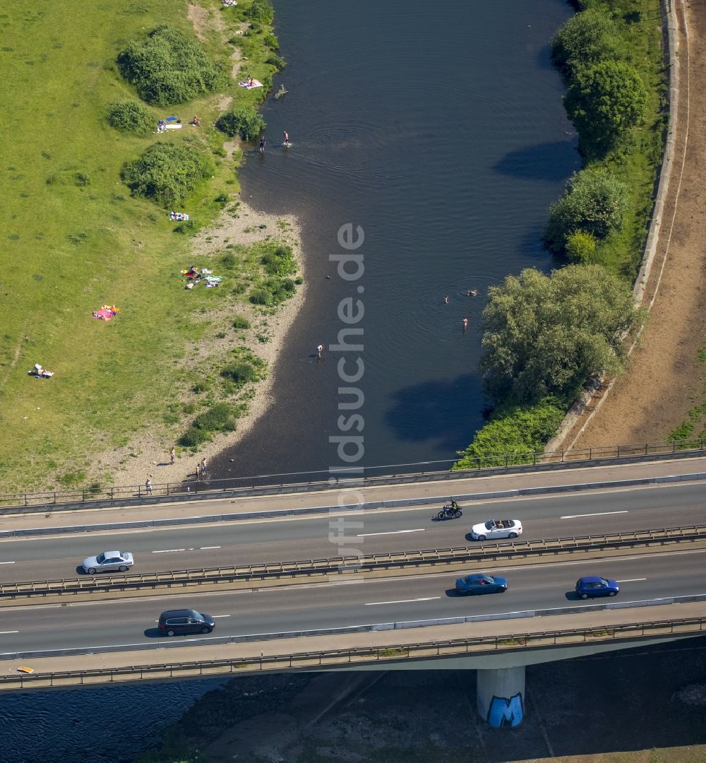 Oberhausen aus der Vogelperspektive: Autobahn- Brückenbauwerk der BAB A40 über Ufer des Flußverlaufes der Ruhr in Oberhausen im Bundesland Nordrhein-Westfalen