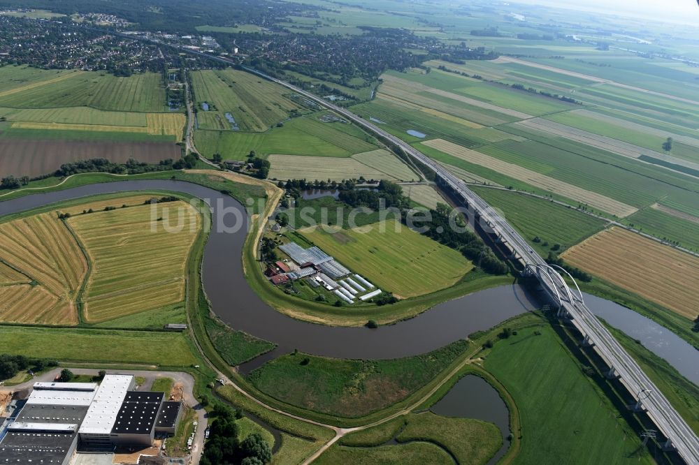 Itzehoe von oben - Autobahn- Brückenbauwerk der BAB A23 über die Ufer des Flußverlaufes Stör in Itzehoe im Bundesland Schleswig-Holstein