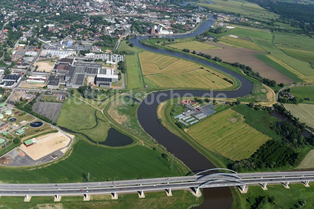 Luftaufnahme Itzehoe - Autobahn- Brückenbauwerk der BAB A23 über die Ufer des Flußverlaufes Stör in Itzehoe im Bundesland Schleswig-Holstein