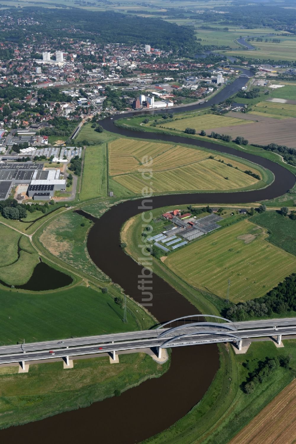 Itzehoe von oben - Autobahn- Brückenbauwerk der BAB A23 über die Ufer des Flußverlaufes Stör in Itzehoe im Bundesland Schleswig-Holstein