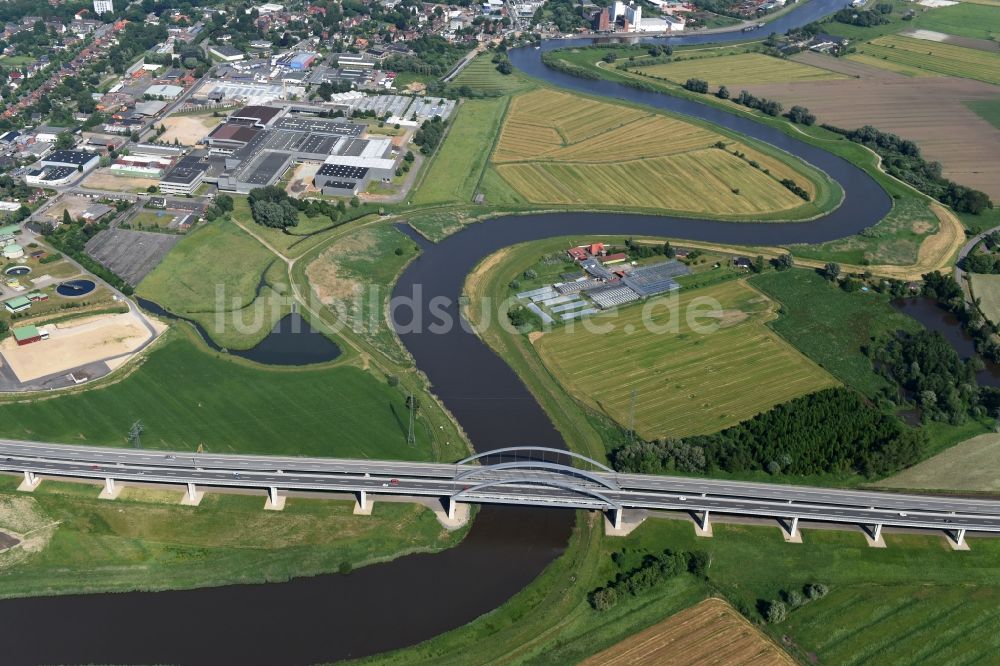 Luftbild Itzehoe - Autobahn- Brückenbauwerk der BAB A23 über die Ufer des Flußverlaufes Stör in Itzehoe im Bundesland Schleswig-Holstein