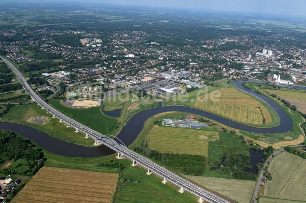 Itzehoe von oben - Autobahn- Brückenbauwerk der BAB A23 über die Ufer des Flußverlaufes Stör in Itzehoe im Bundesland Schleswig-Holstein