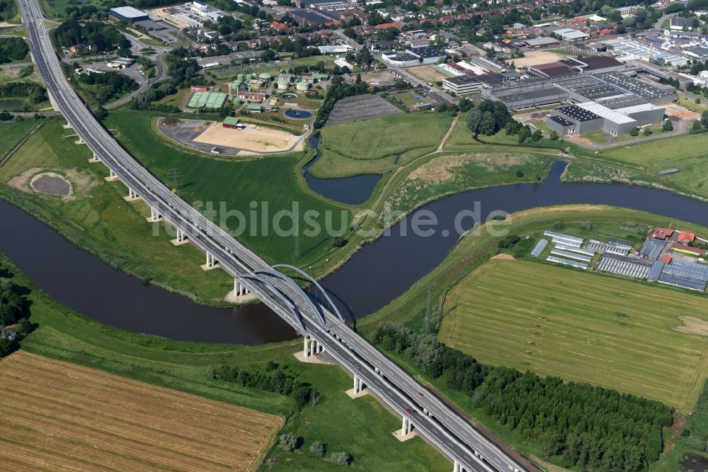 Itzehoe aus der Vogelperspektive: Autobahn- Brückenbauwerk der BAB A23 über die Ufer des Flußverlaufes Stör in Itzehoe im Bundesland Schleswig-Holstein