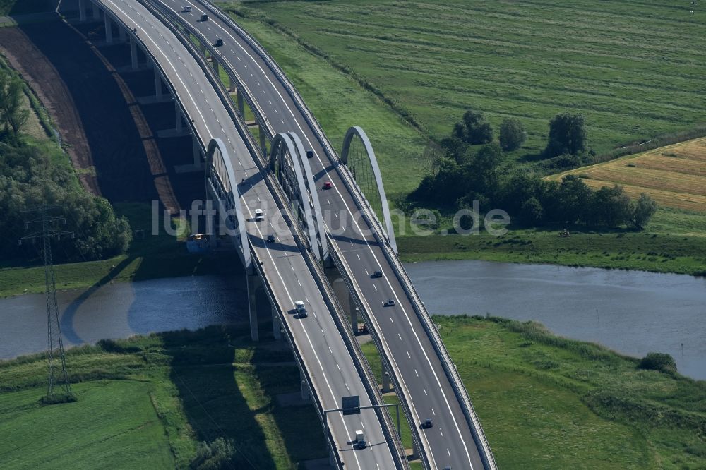 Itzehoe aus der Vogelperspektive: Autobahn- Brückenbauwerk der BAB A23 über die Ufer des Flußverlaufes Stör in Itzehoe im Bundesland Schleswig-Holstein