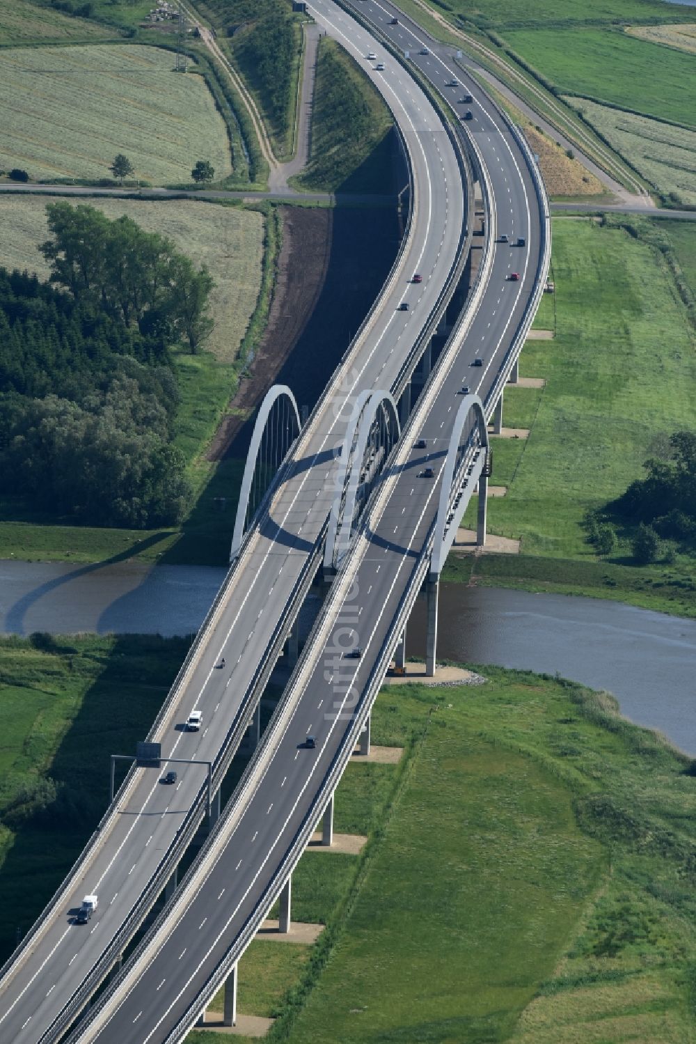 Luftaufnahme Itzehoe - Autobahn- Brückenbauwerk der BAB A23 über die Ufer des Flußverlaufes Stör in Itzehoe im Bundesland Schleswig-Holstein