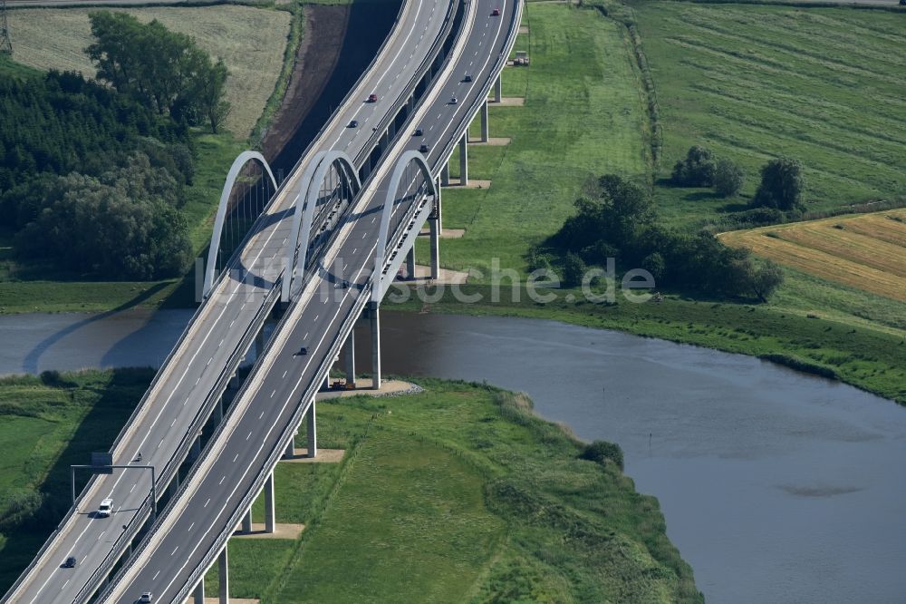 Itzehoe von oben - Autobahn- Brückenbauwerk der BAB A23 über die Ufer des Flußverlaufes Stör in Itzehoe im Bundesland Schleswig-Holstein