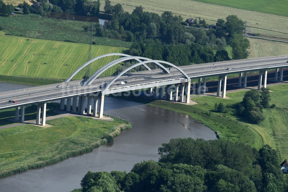 Luftaufnahme Itzehoe - Autobahn- Brückenbauwerk der BAB A23 über die Ufer des Flußverlaufes Stör in Itzehoe im Bundesland Schleswig-Holstein