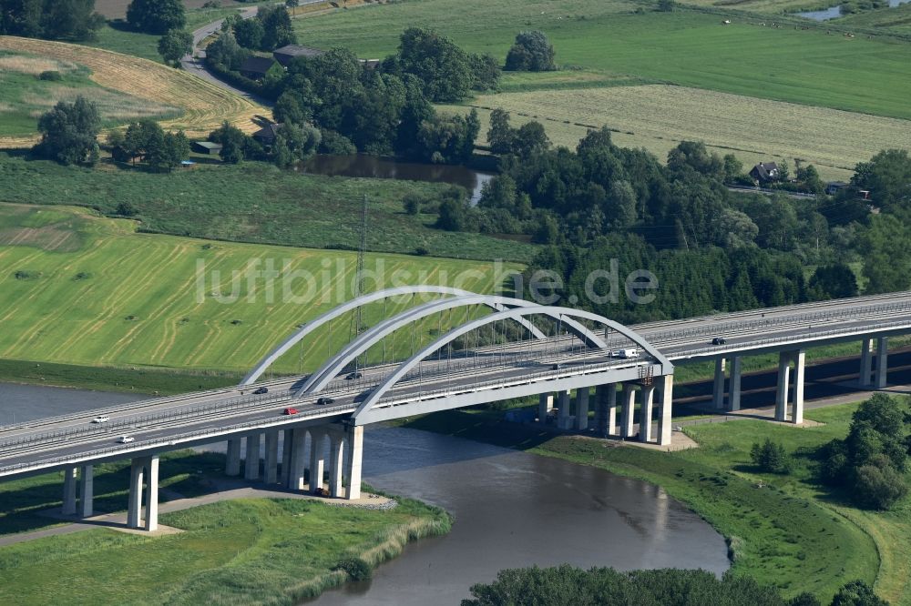 Itzehoe von oben - Autobahn- Brückenbauwerk der BAB A23 über die Ufer des Flußverlaufes Stör in Itzehoe im Bundesland Schleswig-Holstein