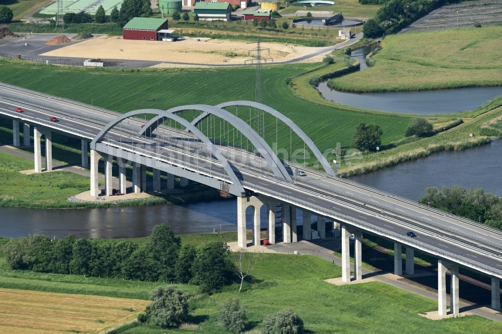 Luftbild Itzehoe - Autobahn- Brückenbauwerk der BAB A23 über die Ufer des Flußverlaufes Stör in Itzehoe im Bundesland Schleswig-Holstein