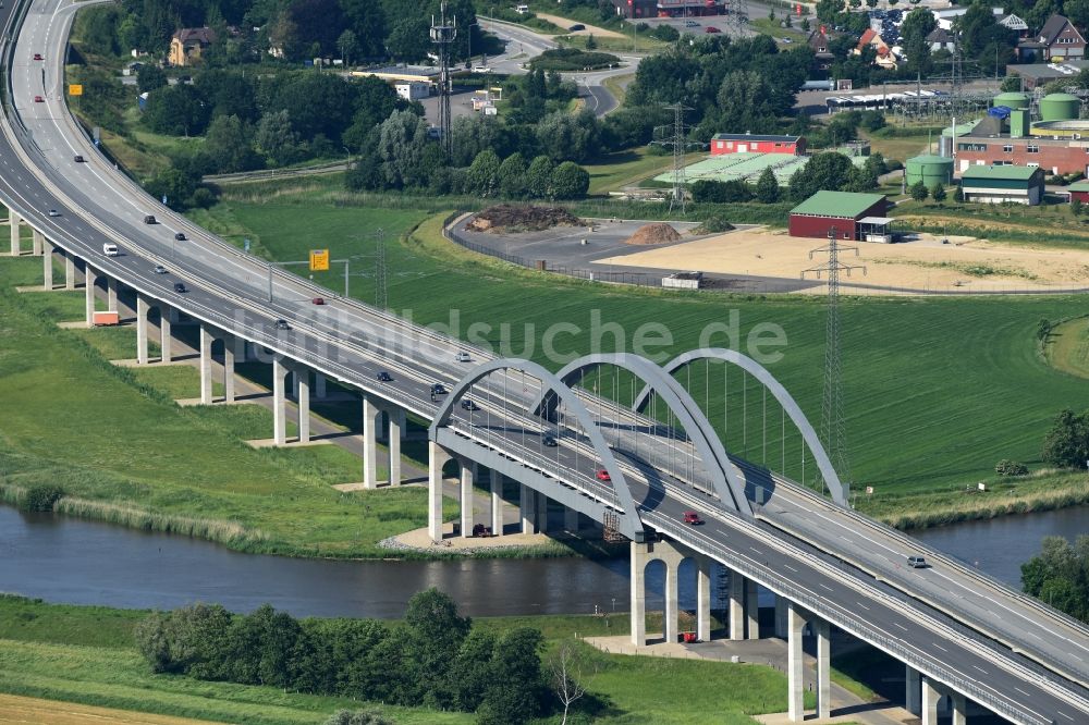 Luftaufnahme Itzehoe - Autobahn- Brückenbauwerk der BAB A23 über die Ufer des Flußverlaufes Stör in Itzehoe im Bundesland Schleswig-Holstein