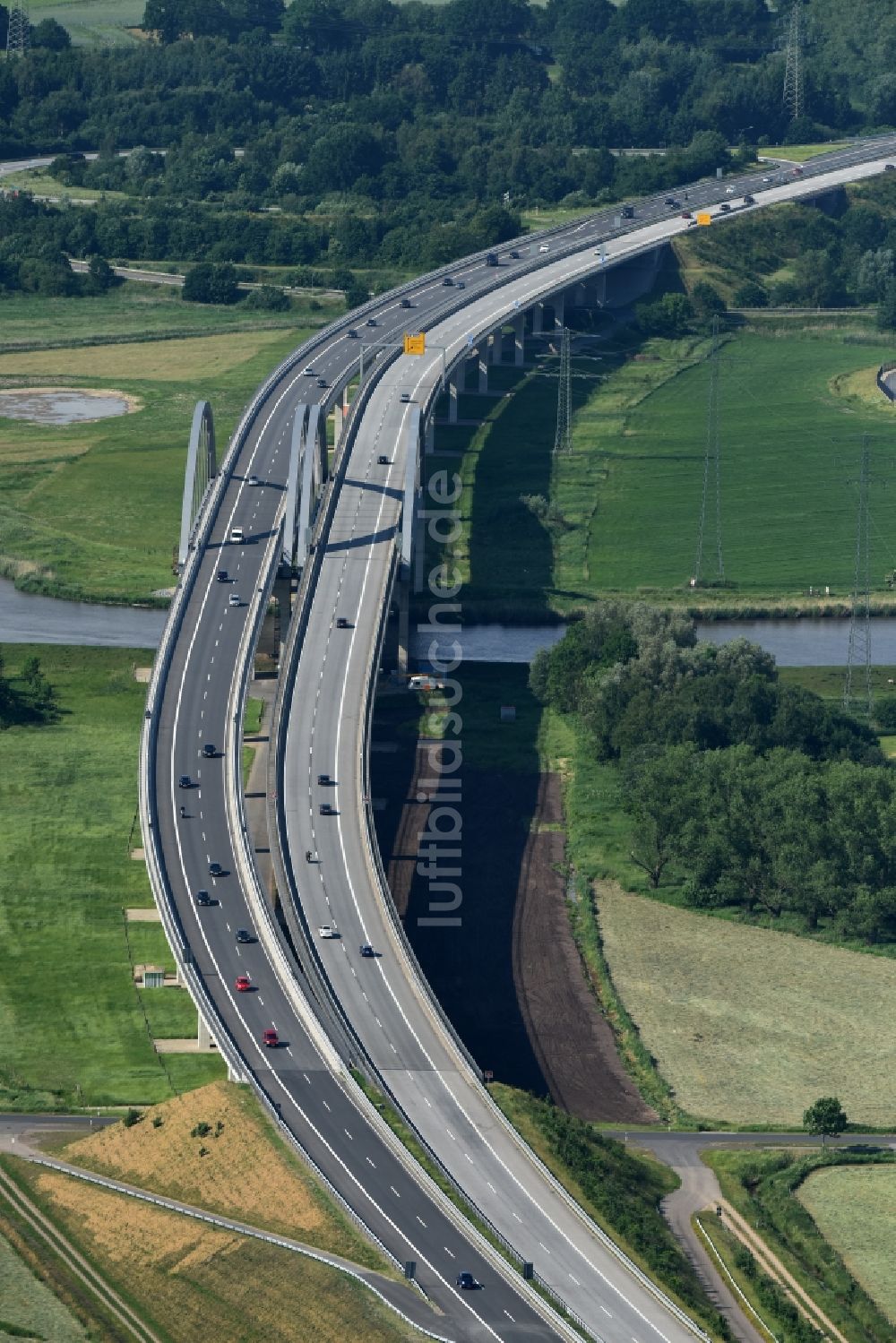 Luftaufnahme Itzehoe - Autobahn- Brückenbauwerk der BAB A23 über die Ufer des Flußverlaufes Stör in Itzehoe im Bundesland Schleswig-Holstein