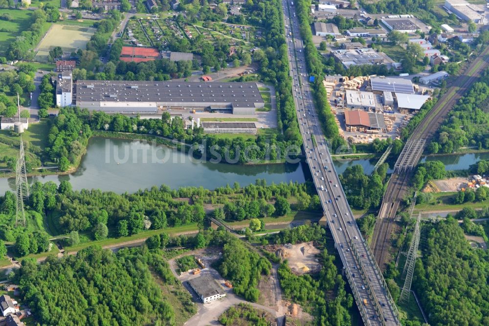 Luftaufnahme Herne - Autobahn- Brückenbauwerk der BAB A43 über die Ufer des Rhein-Herne-Kanals in Herne im Bundesland Nordrhein-Westfalen