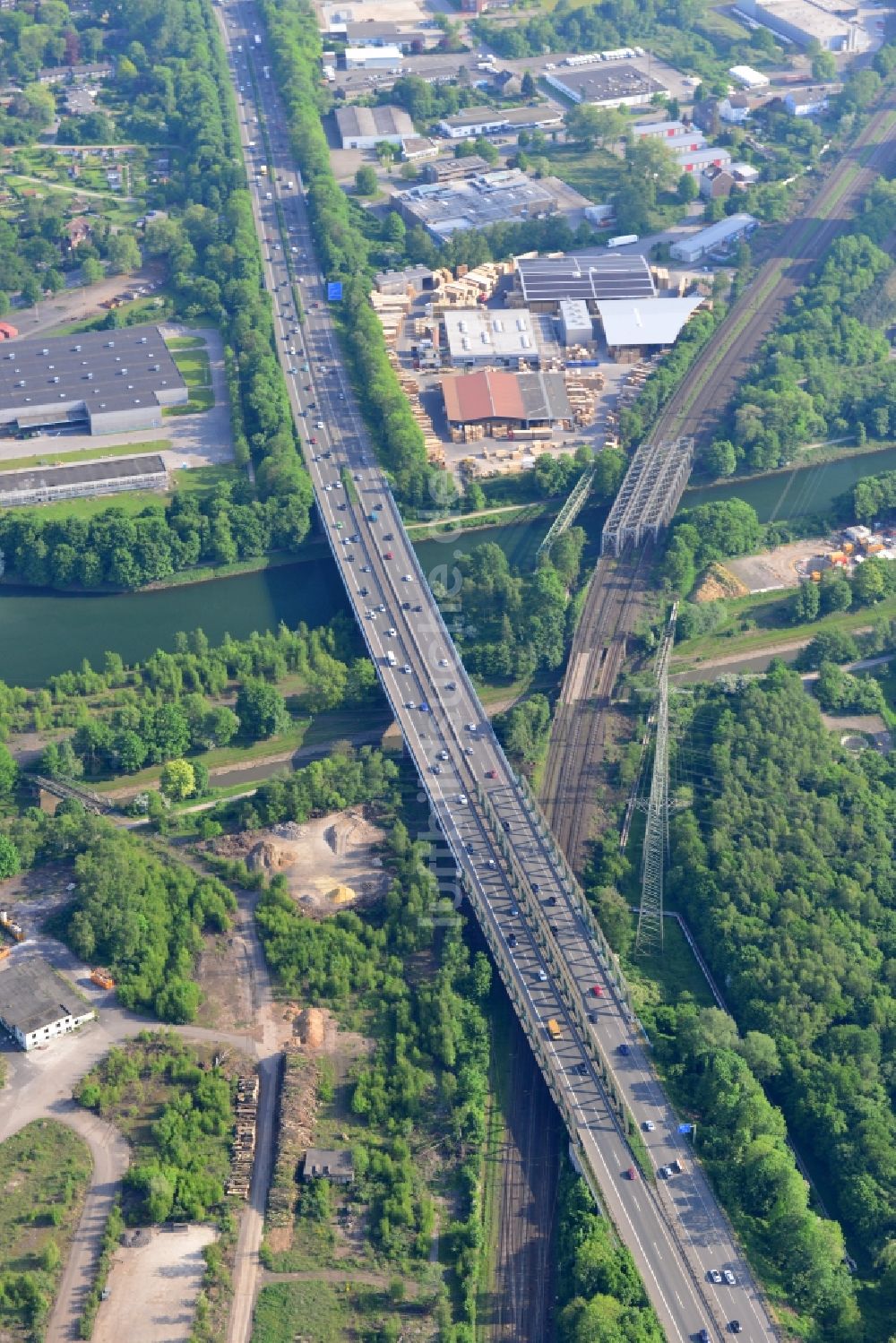 Herne von oben - Autobahn- Brückenbauwerk der BAB A43 über die Ufer des Rhein-Herne-Kanals in Herne im Bundesland Nordrhein-Westfalen