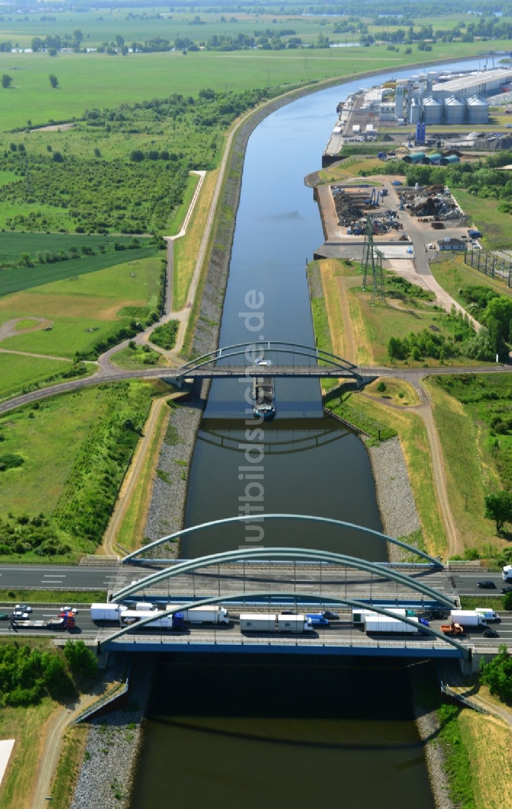 Luftbild Magdeburg - Autobahn- Brückenbauwerk der BAB A2 - E30 über die Ufer des Rothenseer Abstiegskanales in Magdeburg im Bundesland Sachsen-Anhalt