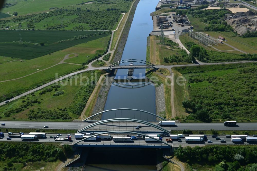 Luftaufnahme Magdeburg - Autobahn- Brückenbauwerk der BAB A2 - E30 über die Ufer des Rothenseer Abstiegskanales in Magdeburg im Bundesland Sachsen-Anhalt