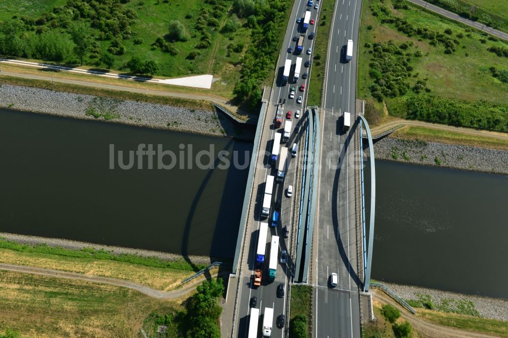 Magdeburg von oben - Autobahn- Brückenbauwerk der BAB A2 - E30 über die Ufer des Rothenseer Abstiegskanales in Magdeburg im Bundesland Sachsen-Anhalt