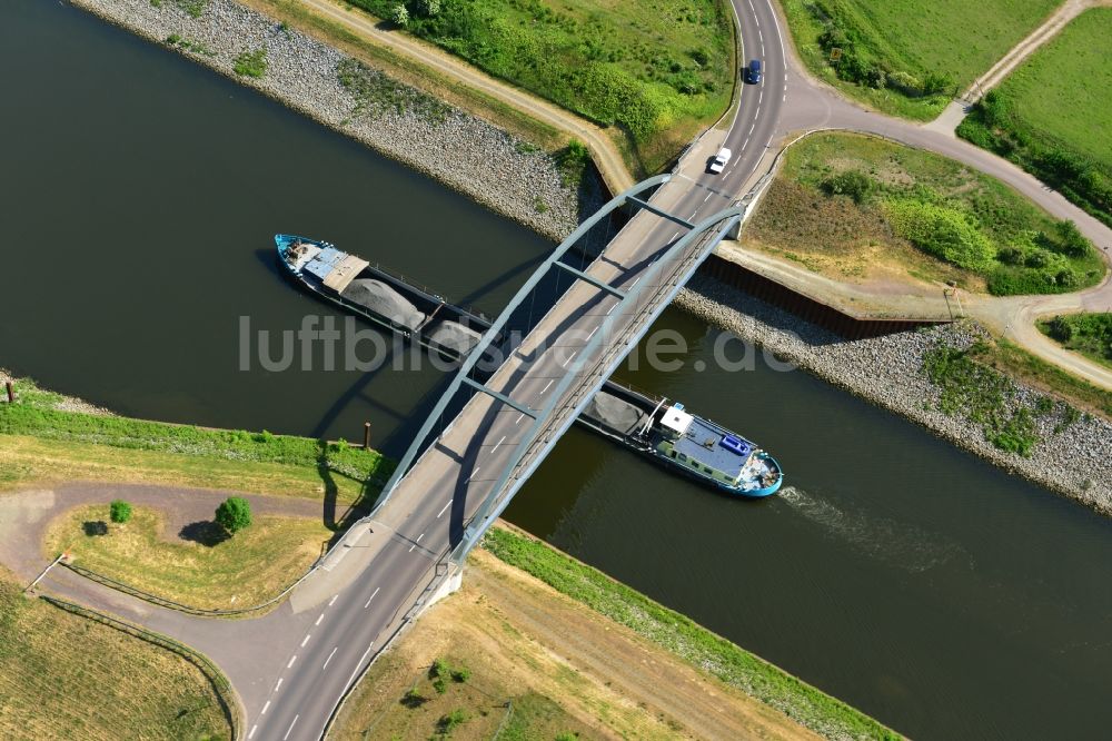 Luftbild Magdeburg - Autobahn- Brückenbauwerk der BAB A2 - E30 über die Ufer des Rothenseer Abstiegskanales in Magdeburg im Bundesland Sachsen-Anhalt