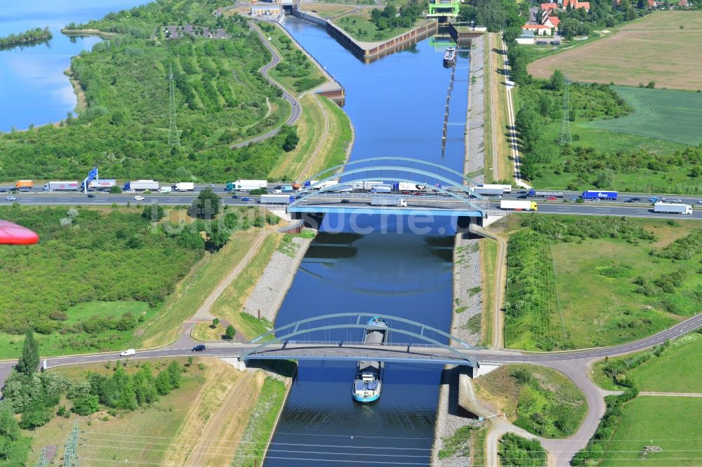 Luftaufnahme Magdeburg - Autobahn- Brückenbauwerk der BAB A2 - E30 über die Ufer des Rothenseer Abstiegskanales in Magdeburg im Bundesland Sachsen-Anhalt