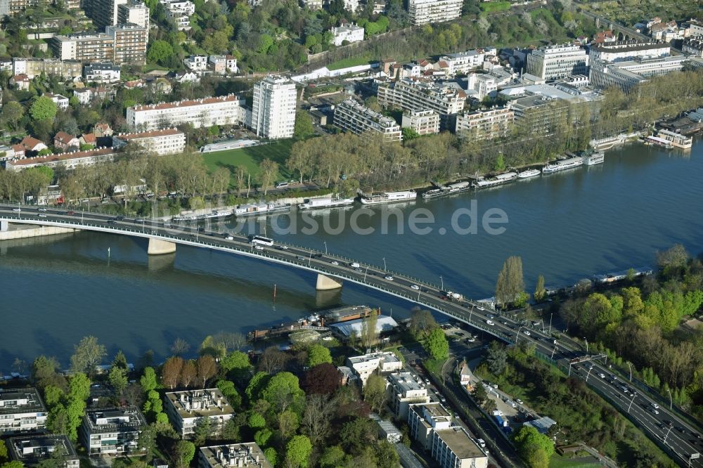 Luftbild Saint-Cloud - Autobahn- Brückenbauwerk der BAB A13 E5 über die Ufer der Senne in Saint-Cloud in Ile-de-France, Frankreich