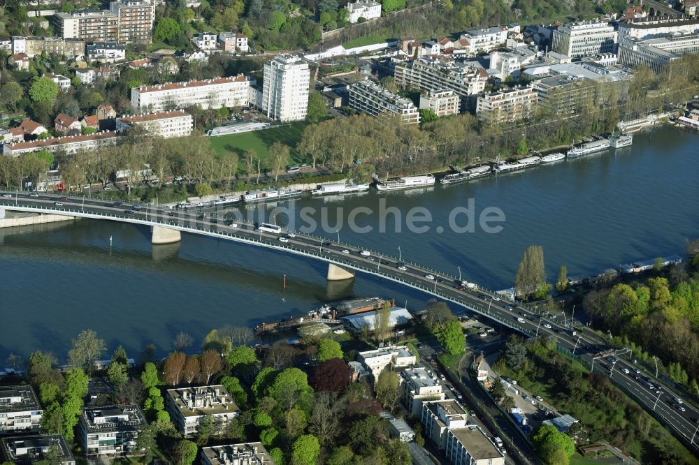 Luftaufnahme Saint-Cloud - Autobahn- Brückenbauwerk der BAB A13 E5 über die Ufer der Senne in Saint-Cloud in Ile-de-France, Frankreich