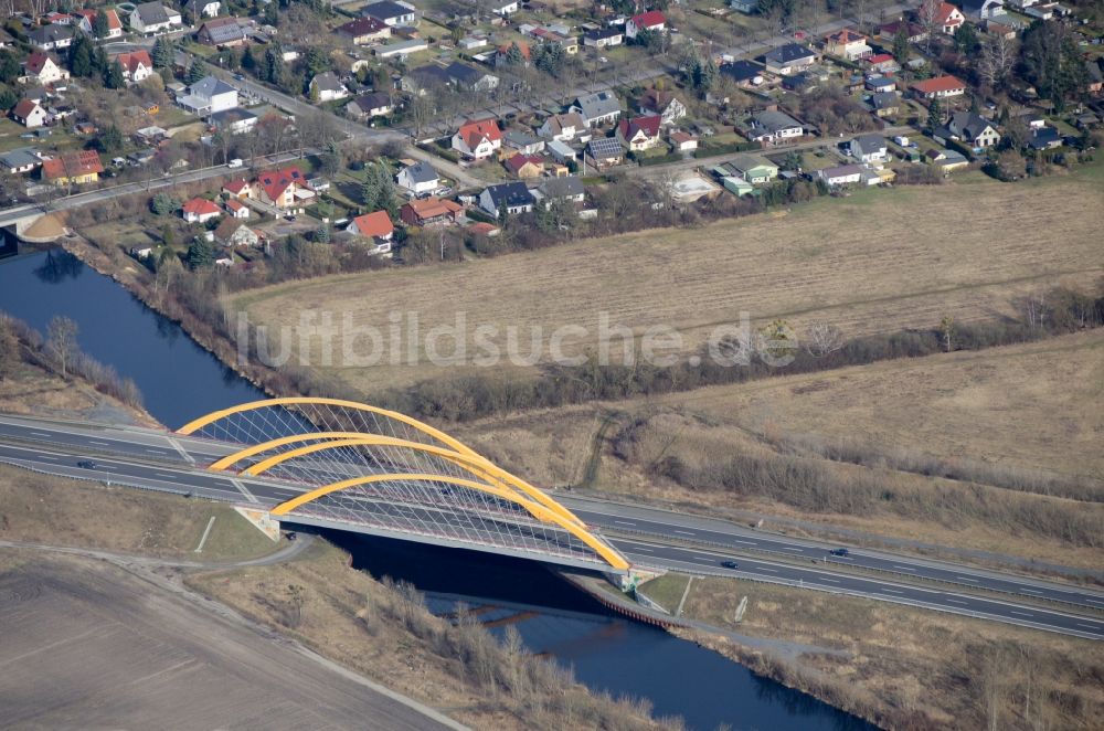 Brieselang von oben - Autobahn- Brückenbauwerk der BAB A10 in Brieselang im Bundesland Brandenburg