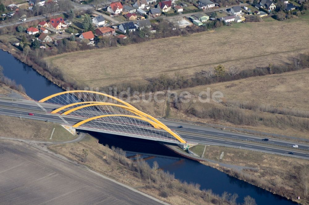 Brieselang aus der Vogelperspektive: Autobahn- Brückenbauwerk der BAB A10 in Brieselang im Bundesland Brandenburg