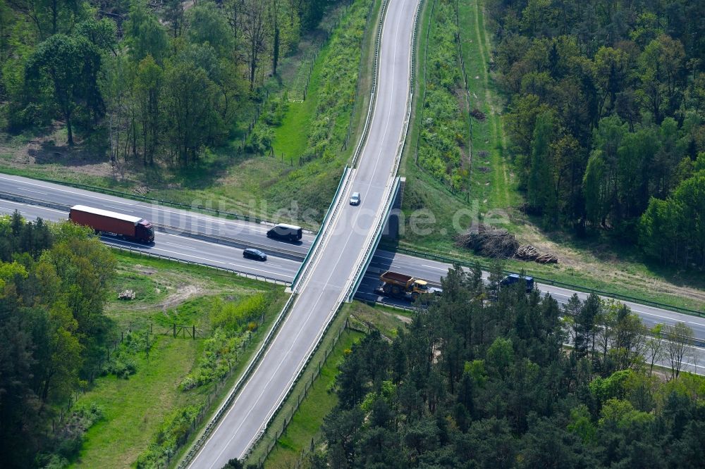 Dechtow aus der Vogelperspektive: Autobahn- Brückenbauwerk der BAB A24 - Landesstraße L137 in Dechtow im Bundesland Brandenburg, Deutschland