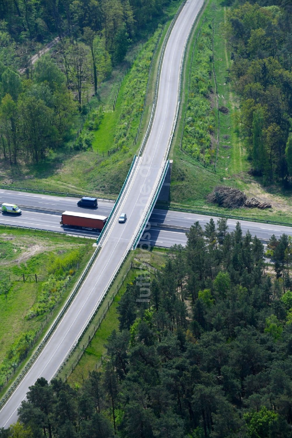 Luftaufnahme Dechtow - Autobahn- Brückenbauwerk der BAB A24 - Landesstraße L137 in Dechtow im Bundesland Brandenburg, Deutschland