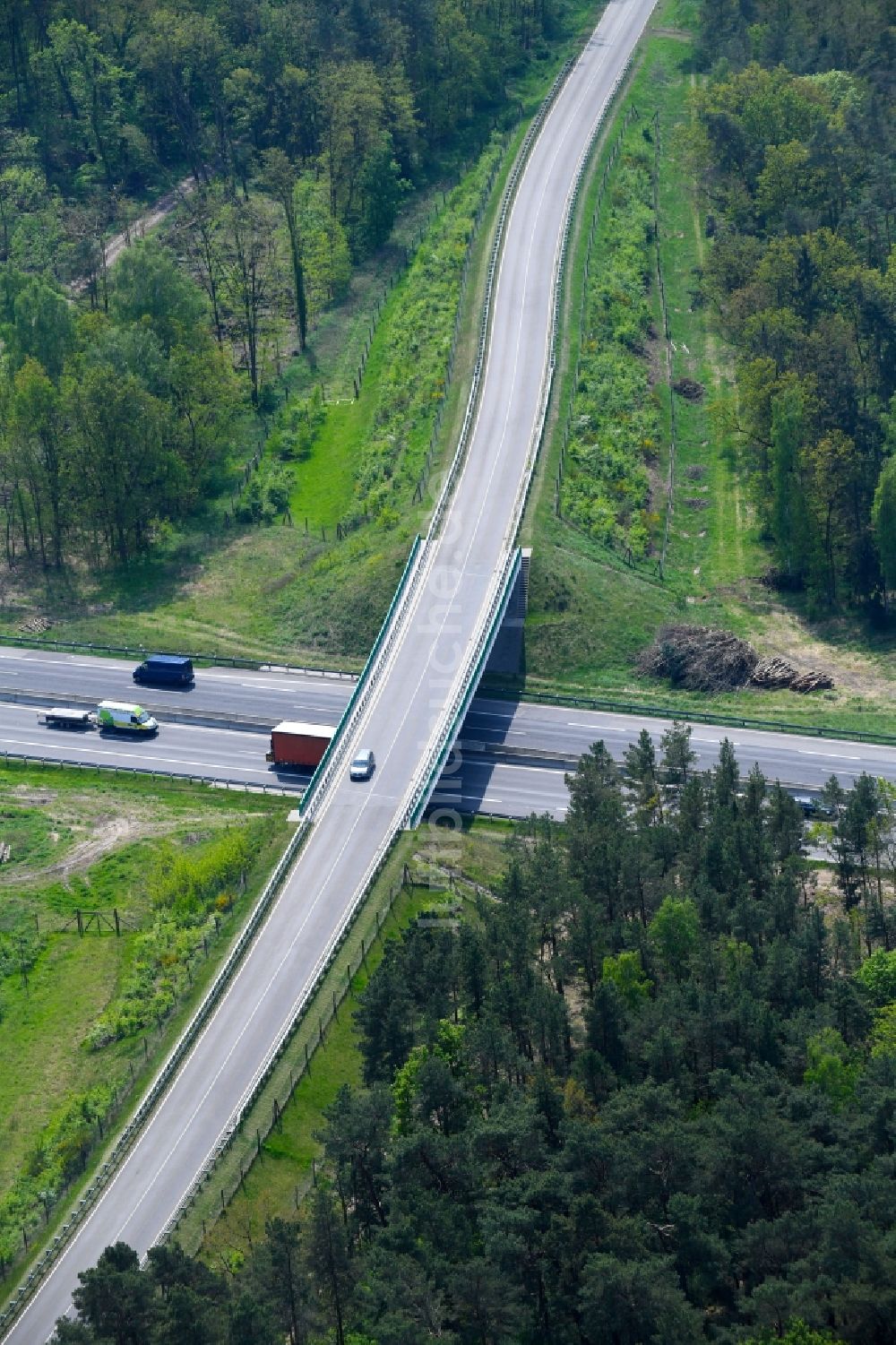 Dechtow von oben - Autobahn- Brückenbauwerk der BAB A24 - Landesstraße L137 in Dechtow im Bundesland Brandenburg, Deutschland