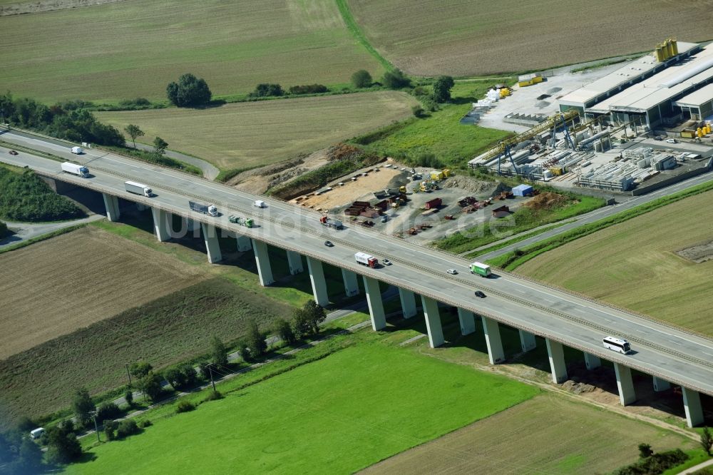 Luftaufnahme Langgöns - Autobahn- Brückenbauwerk der BAB A45 in Langgöns im Bundesland Hessen, Deutschland