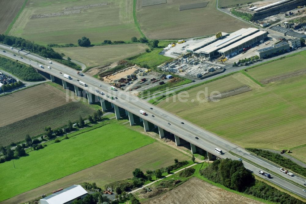 Langgöns von oben - Autobahn- Brückenbauwerk der BAB A45 in Langgöns im Bundesland Hessen, Deutschland